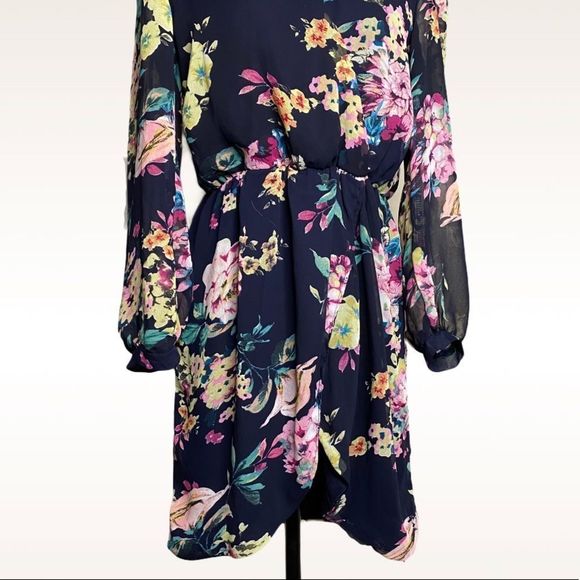 Tobi Floral Mini V Neck Curved Hem Split Middle Hem Mini Dress Fitted - Picture 3 of 5